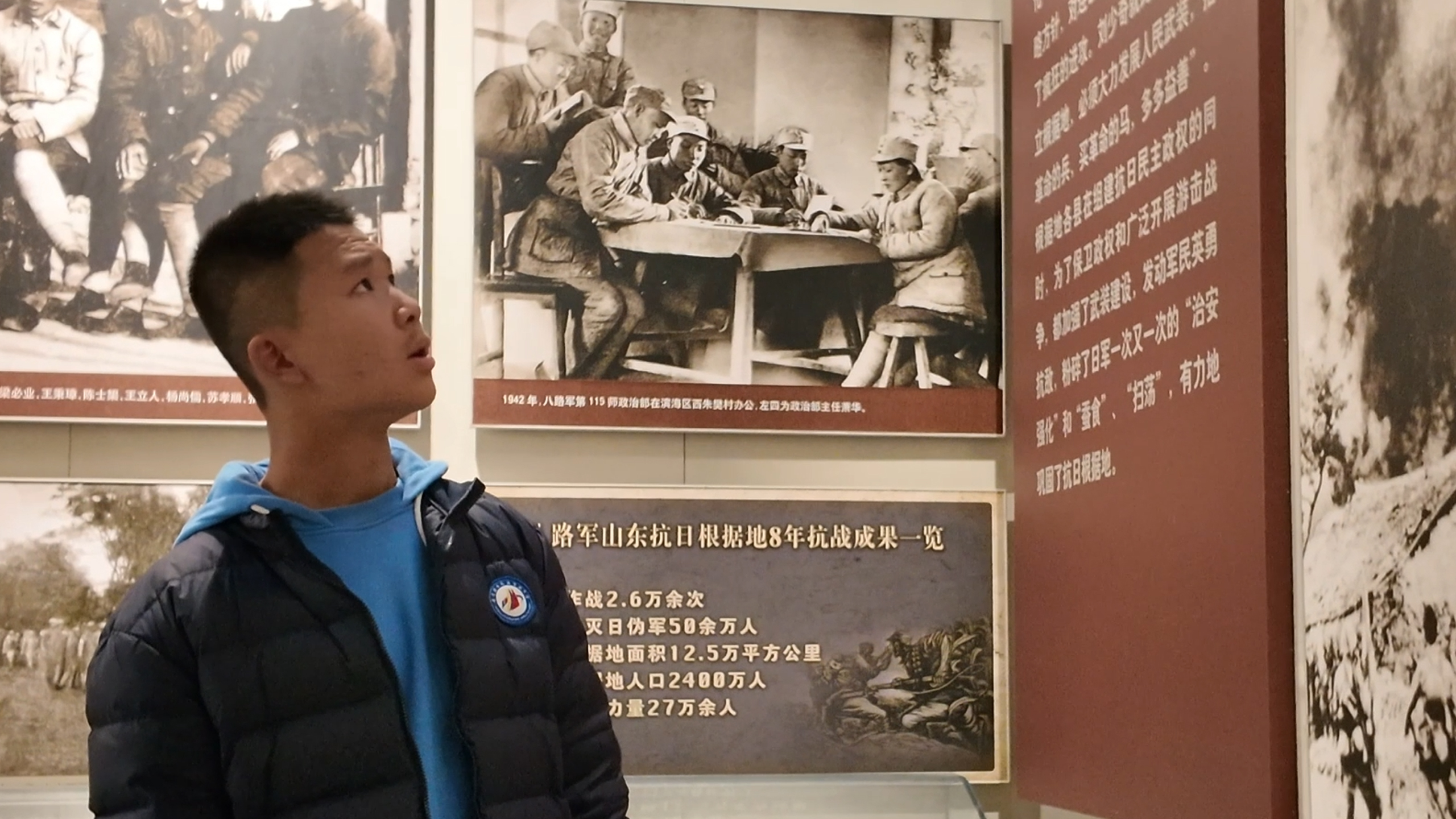 徐凯睿在连云港市革命纪念馆参观