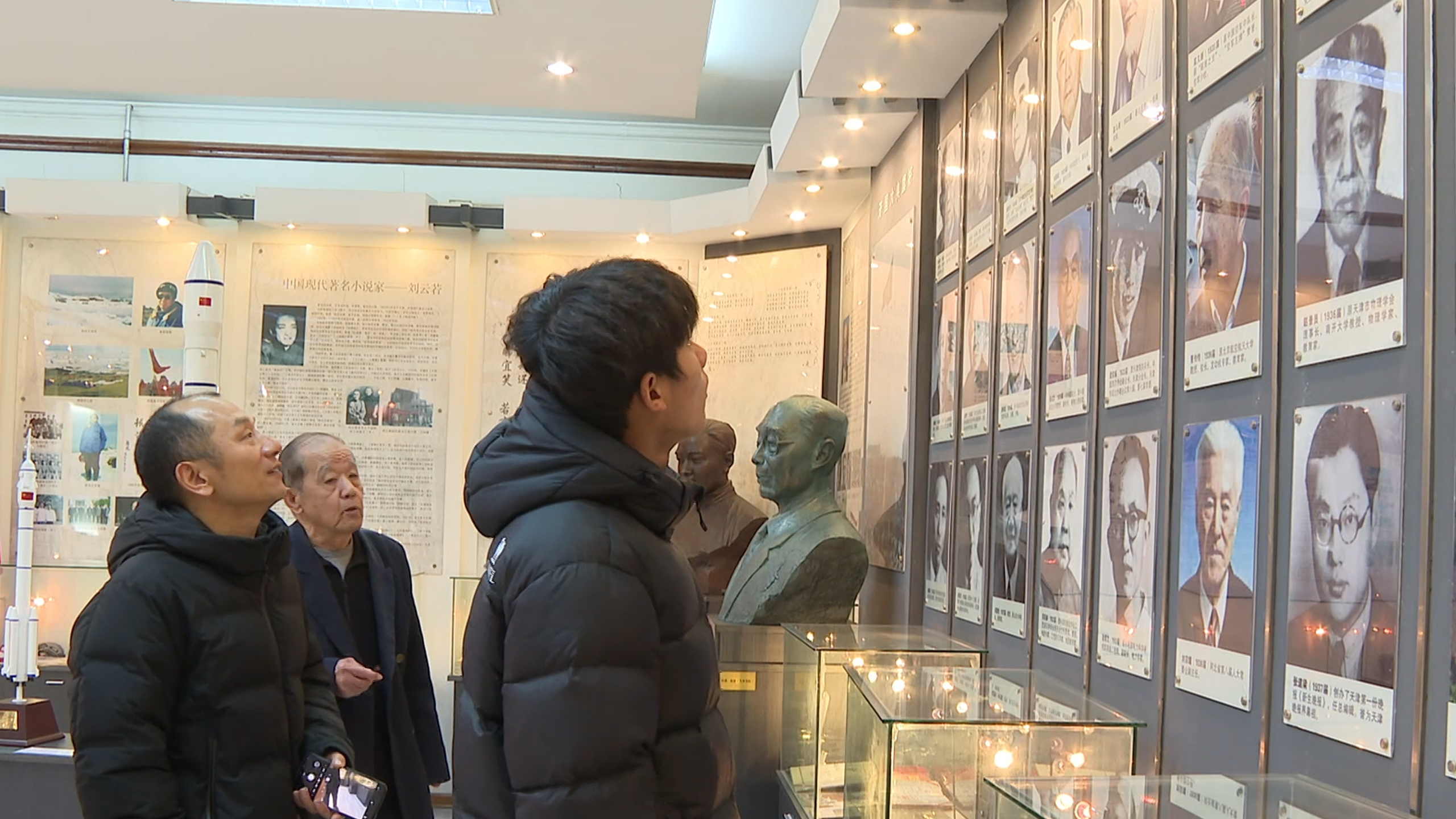 于聍鹏在天津扶轮中学校史馆参观