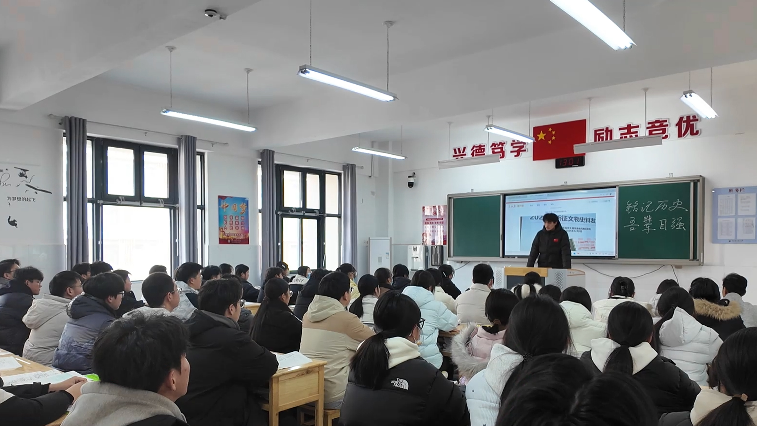于聍鹏在天津扶轮中学初三年级班会上向同学们讲述捐赠历程