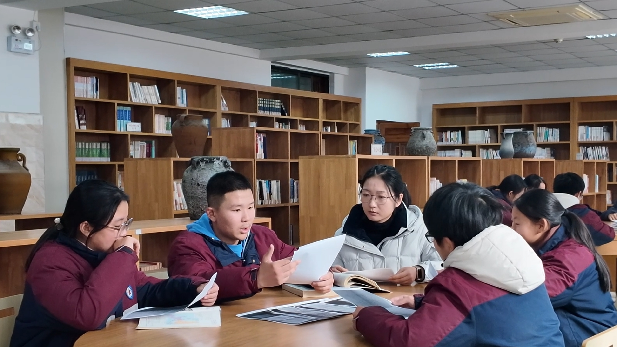 徐凯睿在连云港市新海实验中学与同学们分享捐赠历程